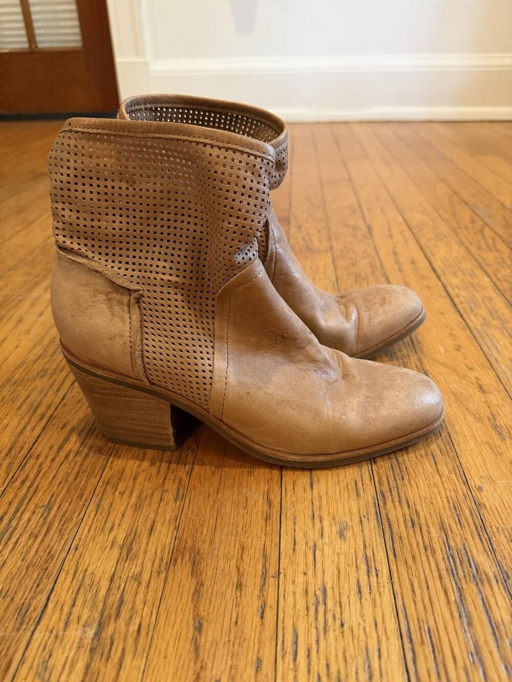 Söfft Boots Womens Size 9 Brown Leather Perforated Ankle Booties Zip Block Heel